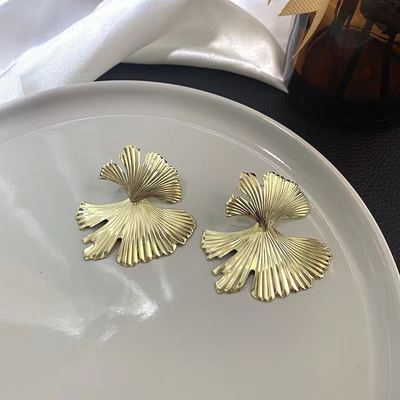 New Chinese Style Exaggerated Texture Metal Ginkgo Leaf Earrings New Niche Wrinkled Leaf Ear Drops for Women