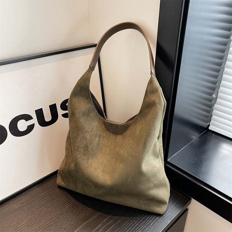 Leisure commuting large capacity bag women's 2024 new autumn winter deerskin velvet tote bag niche single shoulder bag