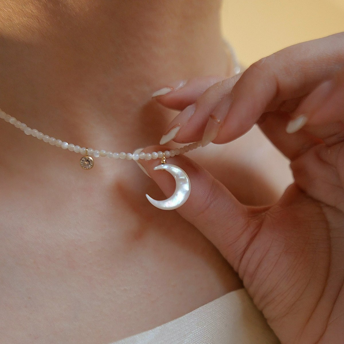 Moon white mother-of-pearl pearl necklace natural women's collarbone chain pearl bead necklace niche accessories
