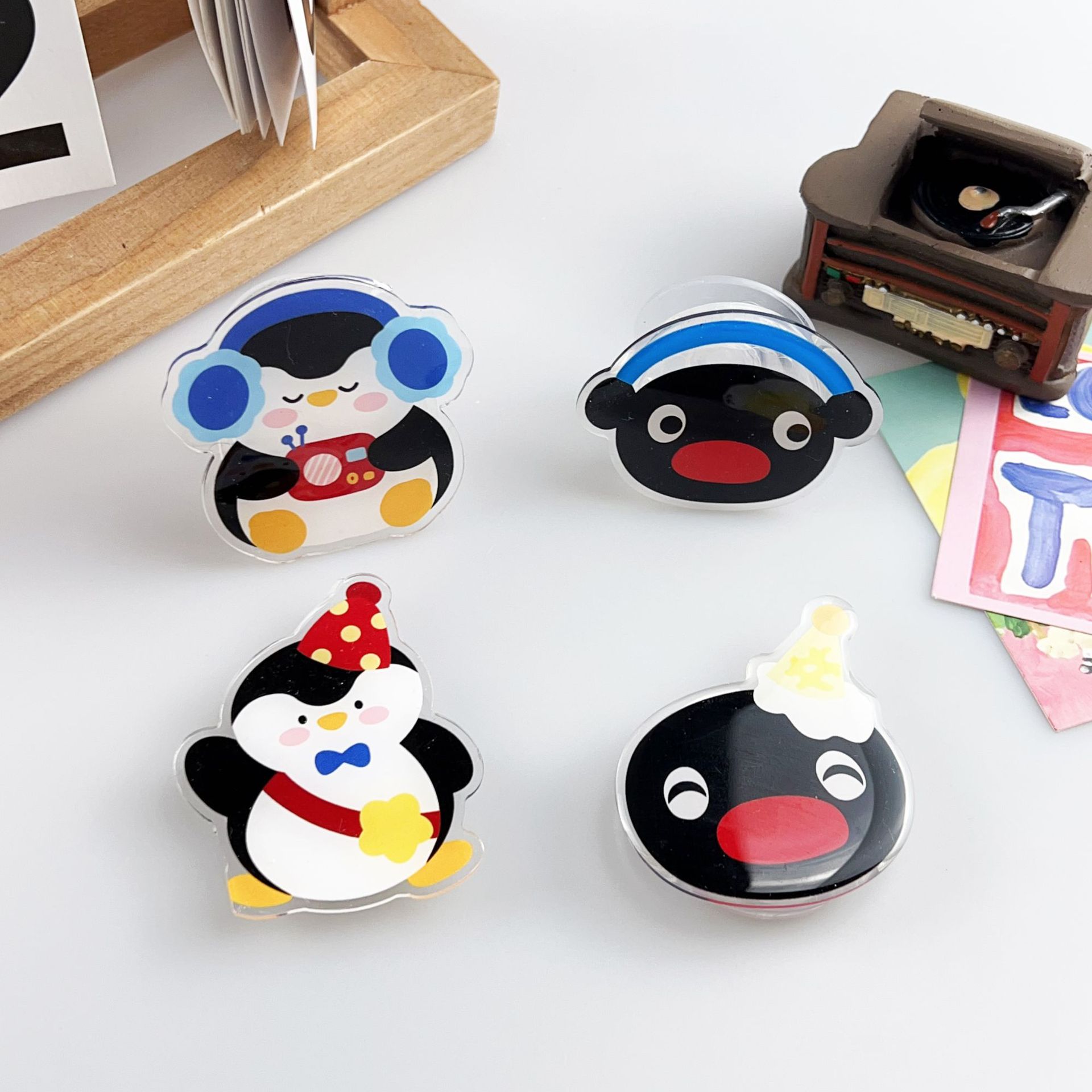 Pingu Penguin Phone Airbag Stand Fun Magnetic Telescopic Desktop Acrylic Resin Phone Stand Universal