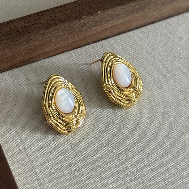 Natural Mother-of-Pearl Shell Stud Earrings Simple Commuter Daily Earrings for Women