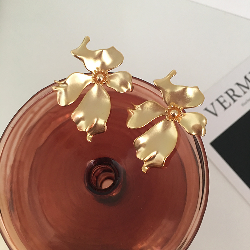 Niche Metal Flower Simple Earrings Ear Accessories Women High-End