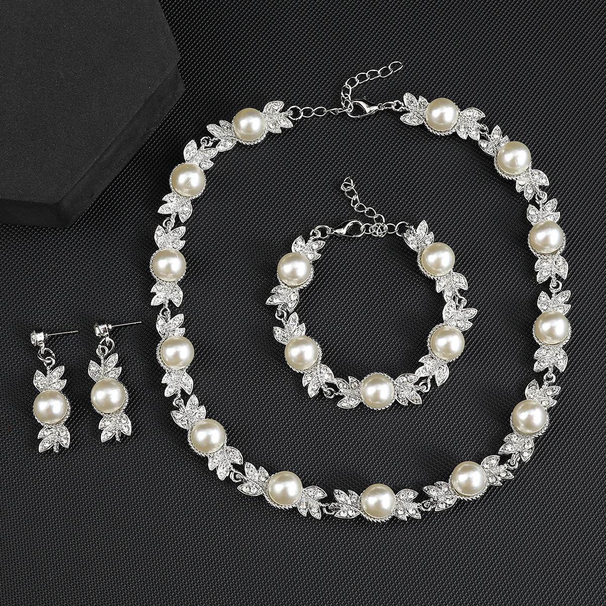 Niche Pearl Necklace Set Collarbone Chain Bride Accessories Jewelry Bracelet