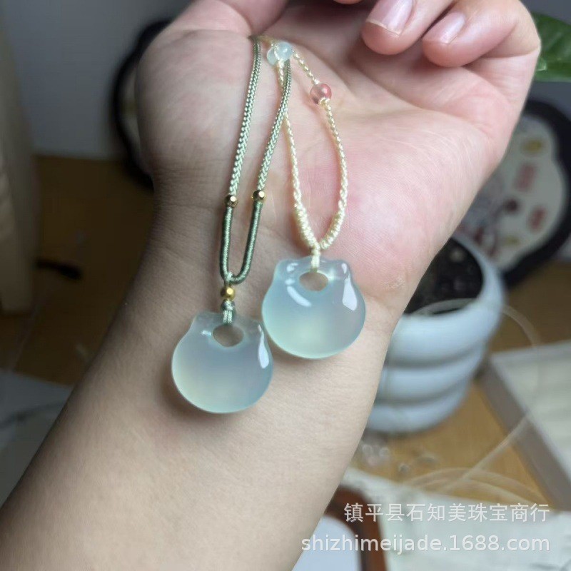 绳子随机配送 · 蓝玉髓元宝如意锁约26*23*7mm（大号）