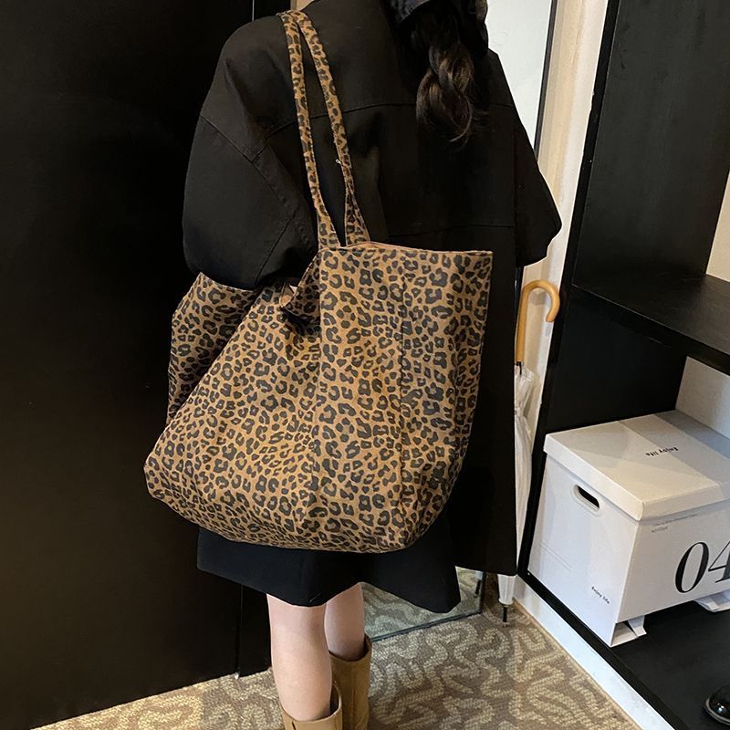 New single-shoulder canvas bag 2025 large capacity leopard print tote bag commuting casual women's bag
