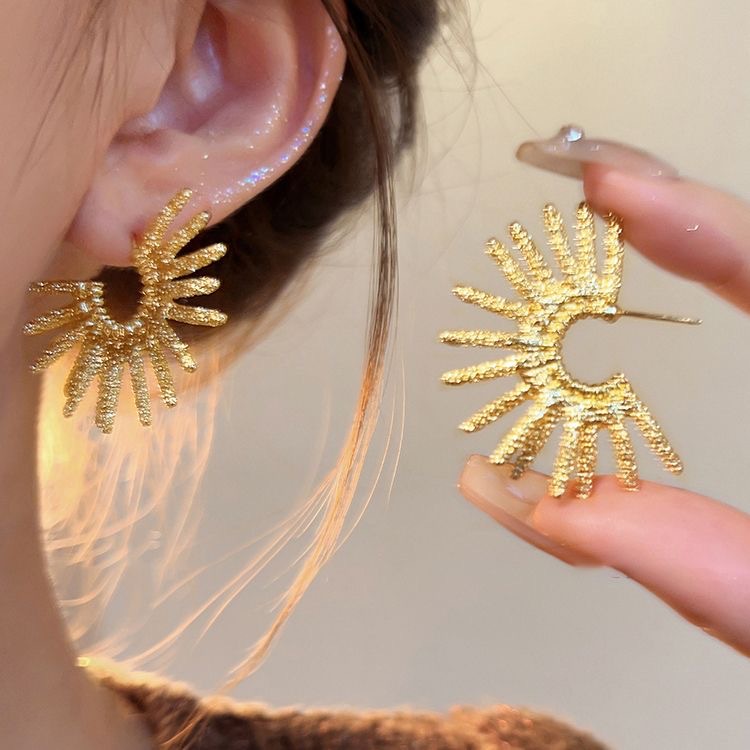 82#金色夸张太阳耳环耳钉