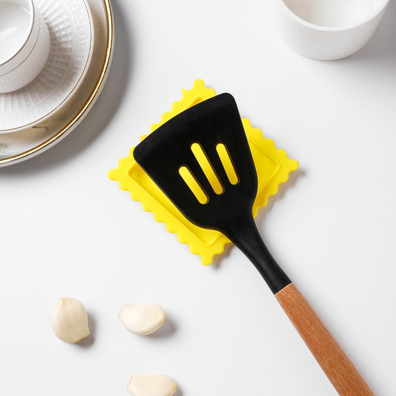 Thickened silicone spoon pad soup spoon spoon cookie shape cartoon desktop silicone heat insulation anti-scald pad