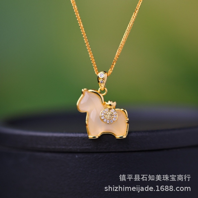 High ice green chalcedony inlaid horse pendant, zodiac horse pendant with red agate for the year of birth, live streaming