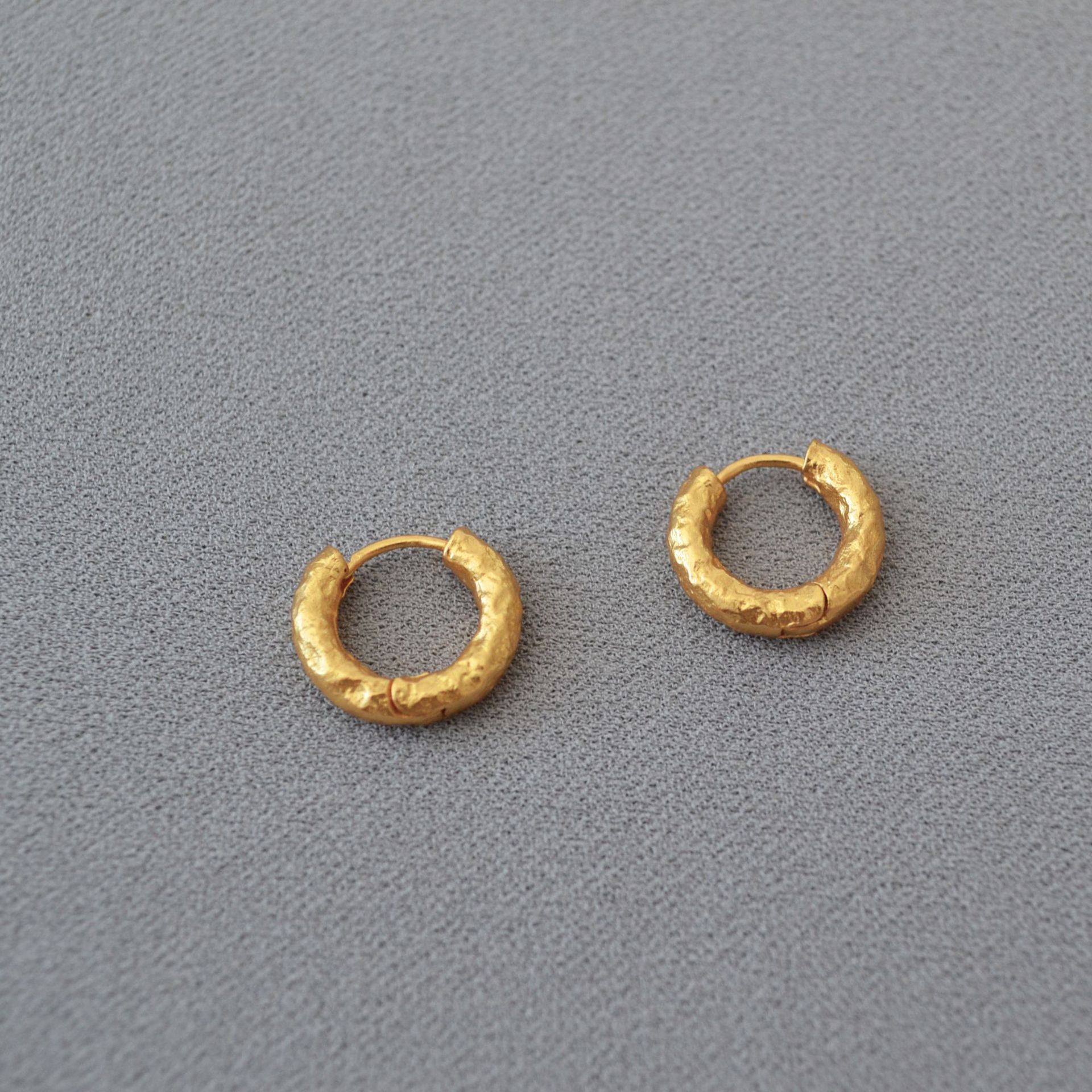 Niche elegant simple textured brass gold-plated hammered tin foil surface circle ear clip earrings