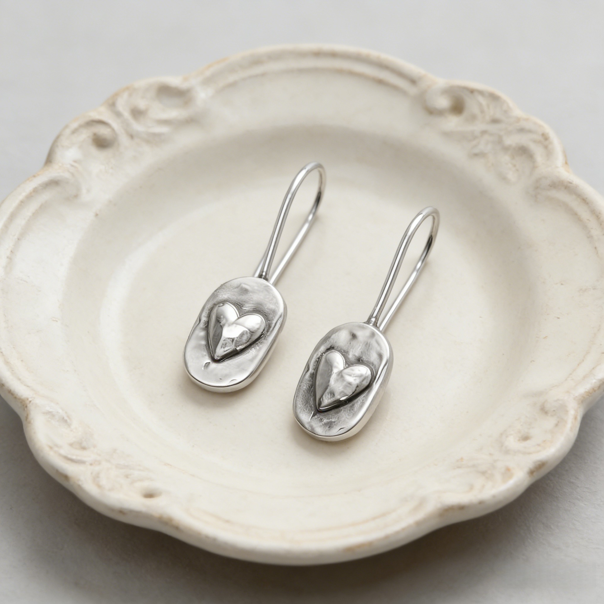 New Simple Style Oval Geometric Carved Heart Shape Women Earrings Ear Jewelry
