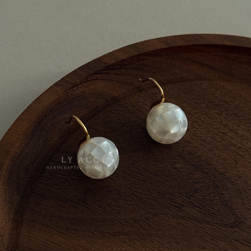 Natural White Butterfly Shell Pearl Stud Earrings Gentle Iridescent Mother-of-Pearl Fan-Shaped Earrings Beach Vacation Style Earrings