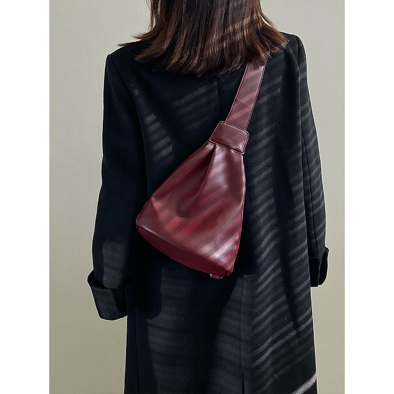 2026 New Designer Stylish Crossbody Chest Bag Simple Single Shoulder Bucket Bag