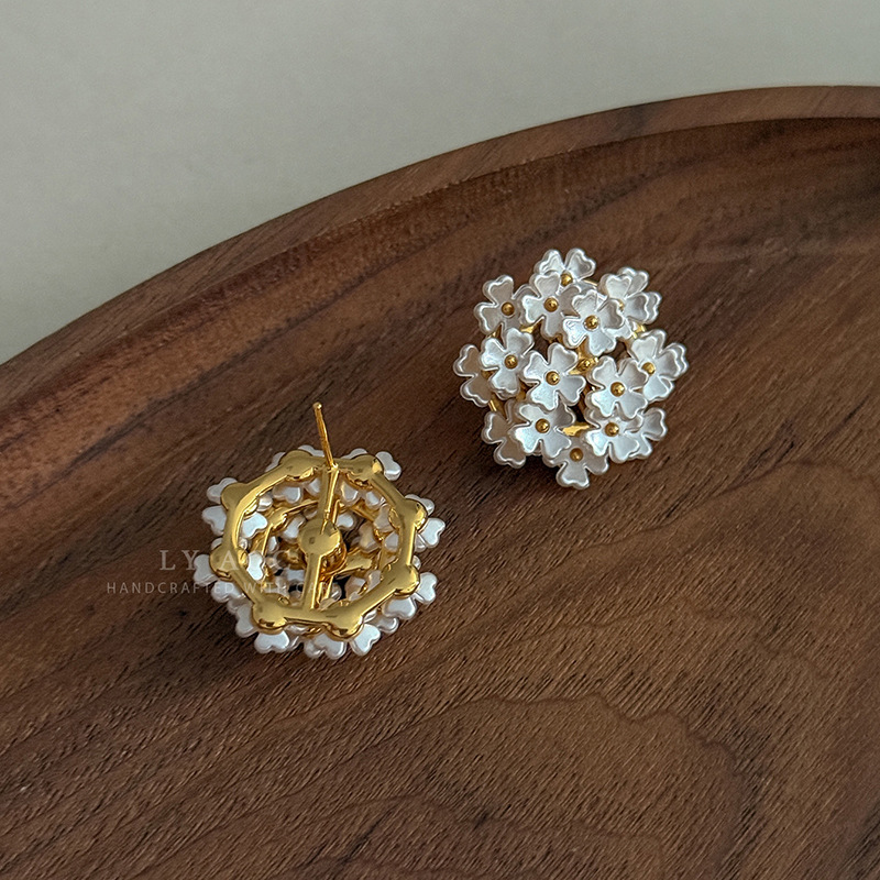 White Ball-Shaped Flower Cluster Stud Earrings Natural Romantic Daily Three-Dimensional New Exquisite Fresh Feeling