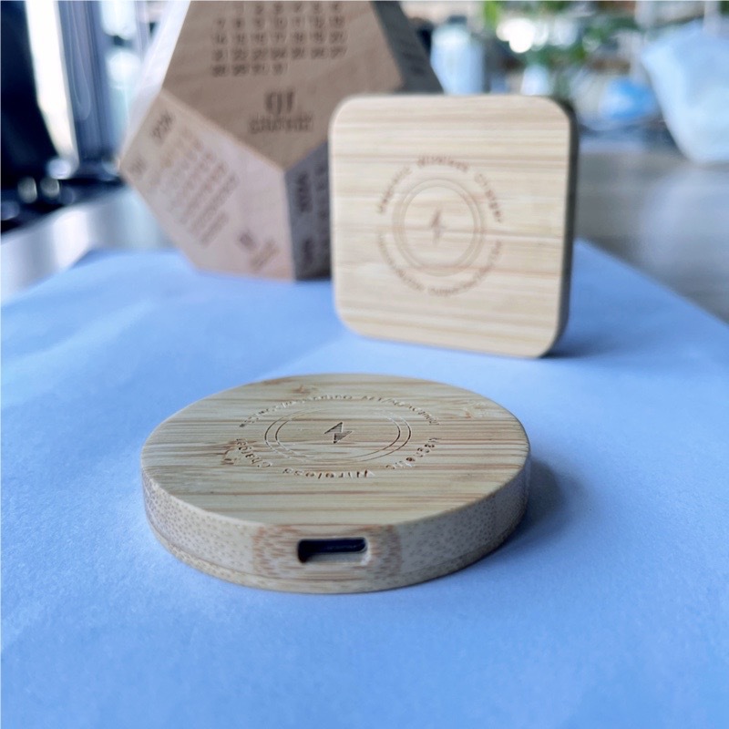 Round square bamboo wood magnetic 15W wireless charger for Apple magnetic wireless charger