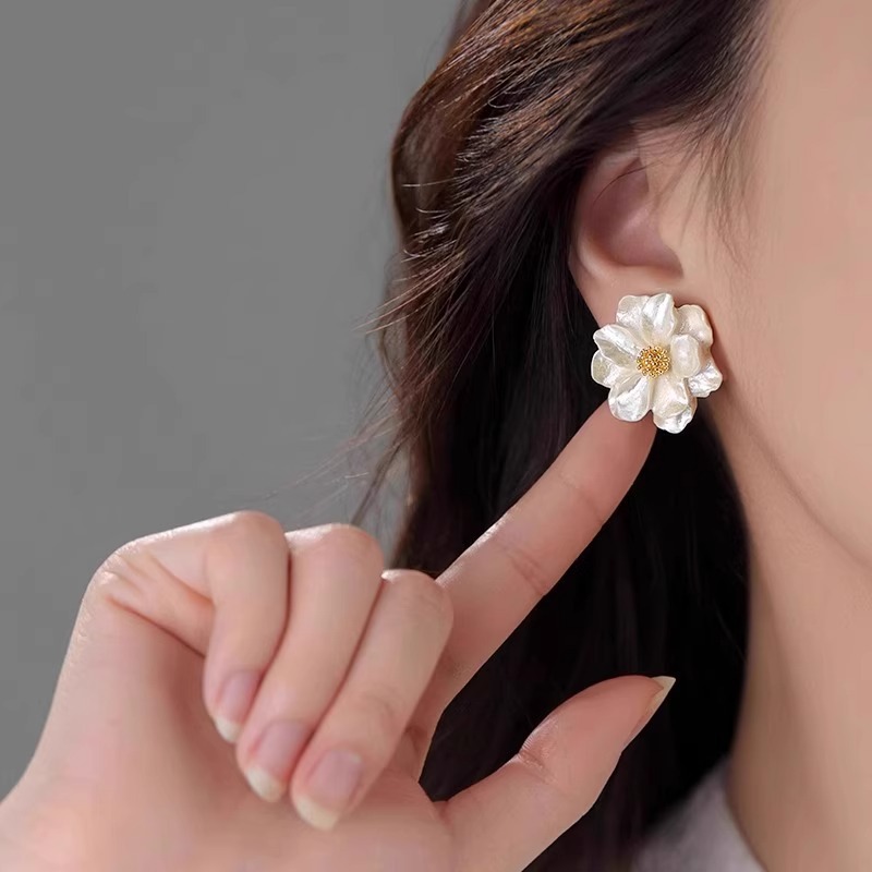 White Silver Camellia Ear Studs for Women s925 Silver Needle Niche 2025 New Earrings Earrings