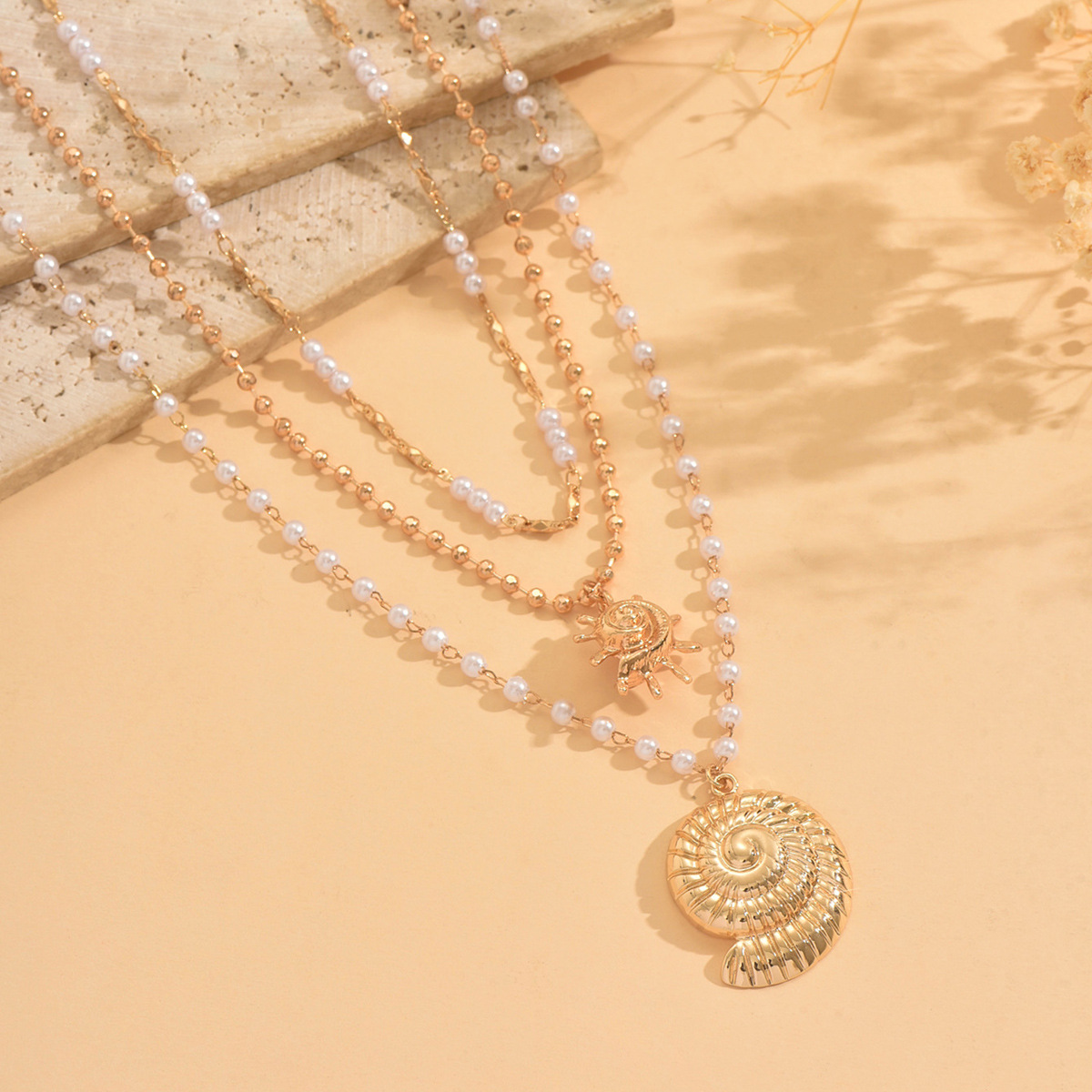 Simple and eco-friendly zinc alloy large conch pendant necklace for women with pearl handmade chain