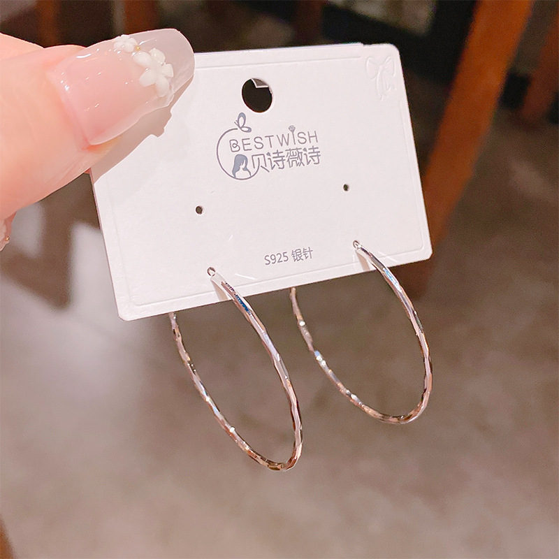 Simple white fine flash exaggerated plain hoop earrings women's 2025 new ear hoops unique circle earrings