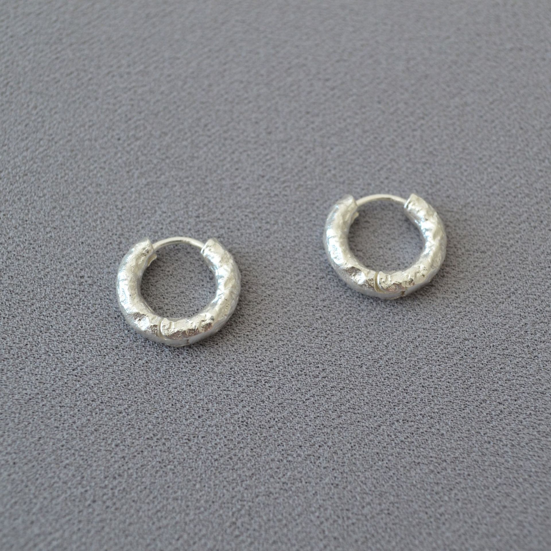 Niche elegant simple textured brass gold-plated hammered tin foil surface circle ear clip earrings