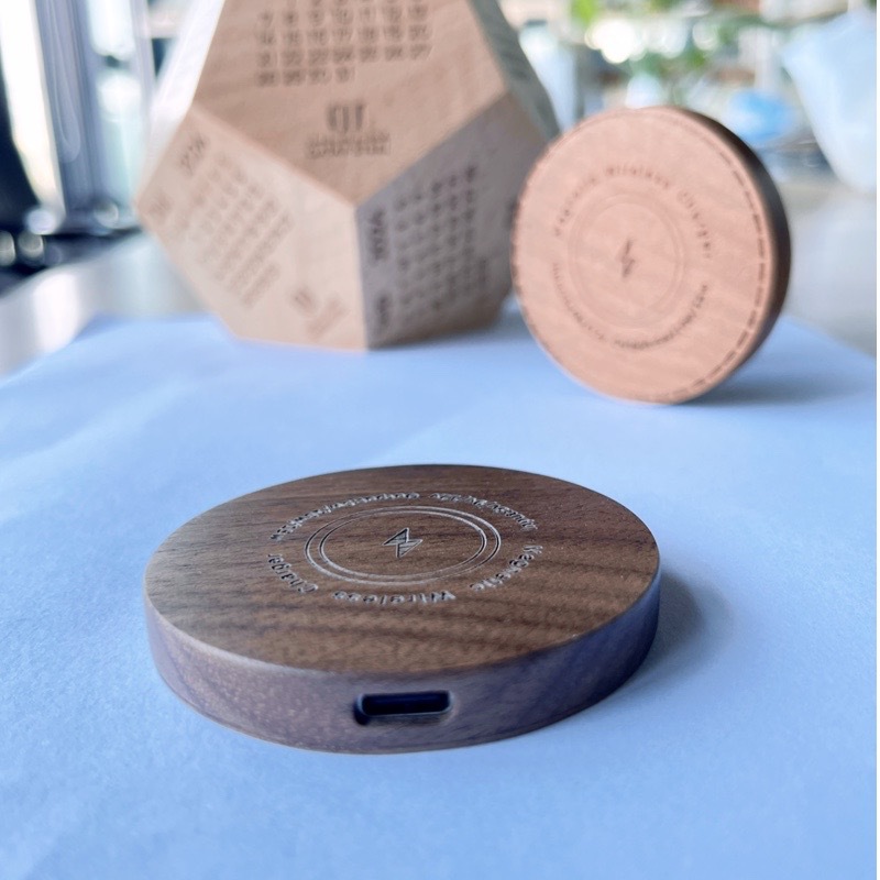 Round square bamboo wood magnetic 15W wireless charger for Apple magnetic wireless charger