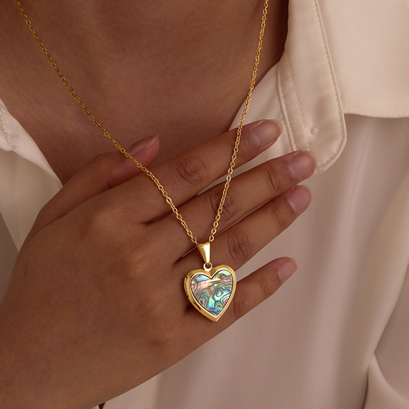 Stainless Steel Women's Gold Heart Pendant White Shell Abalone Pattern Necklace Openable Photo Locket Necklace