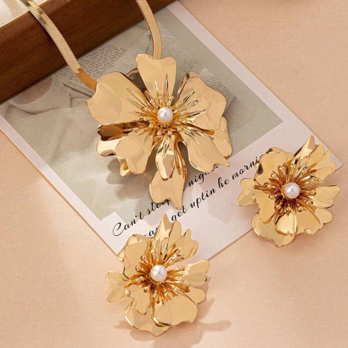 New accessory flower set with pearl snake bone necklace and earrings