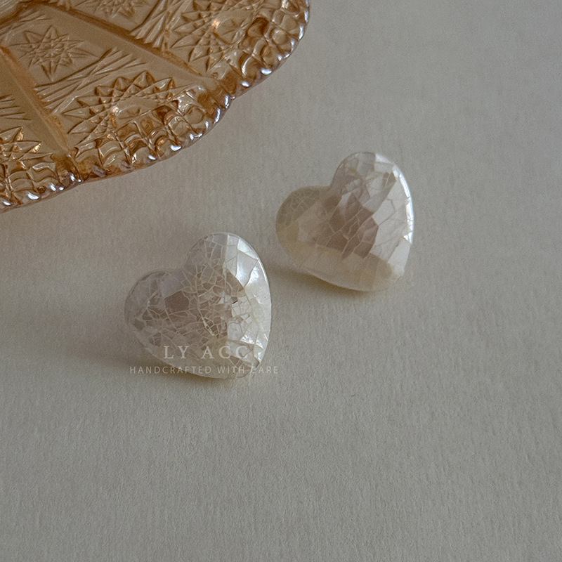 Natural Mother-of-Pearl Shell Stud Earrings Simple Commuter Daily Earrings for Women
