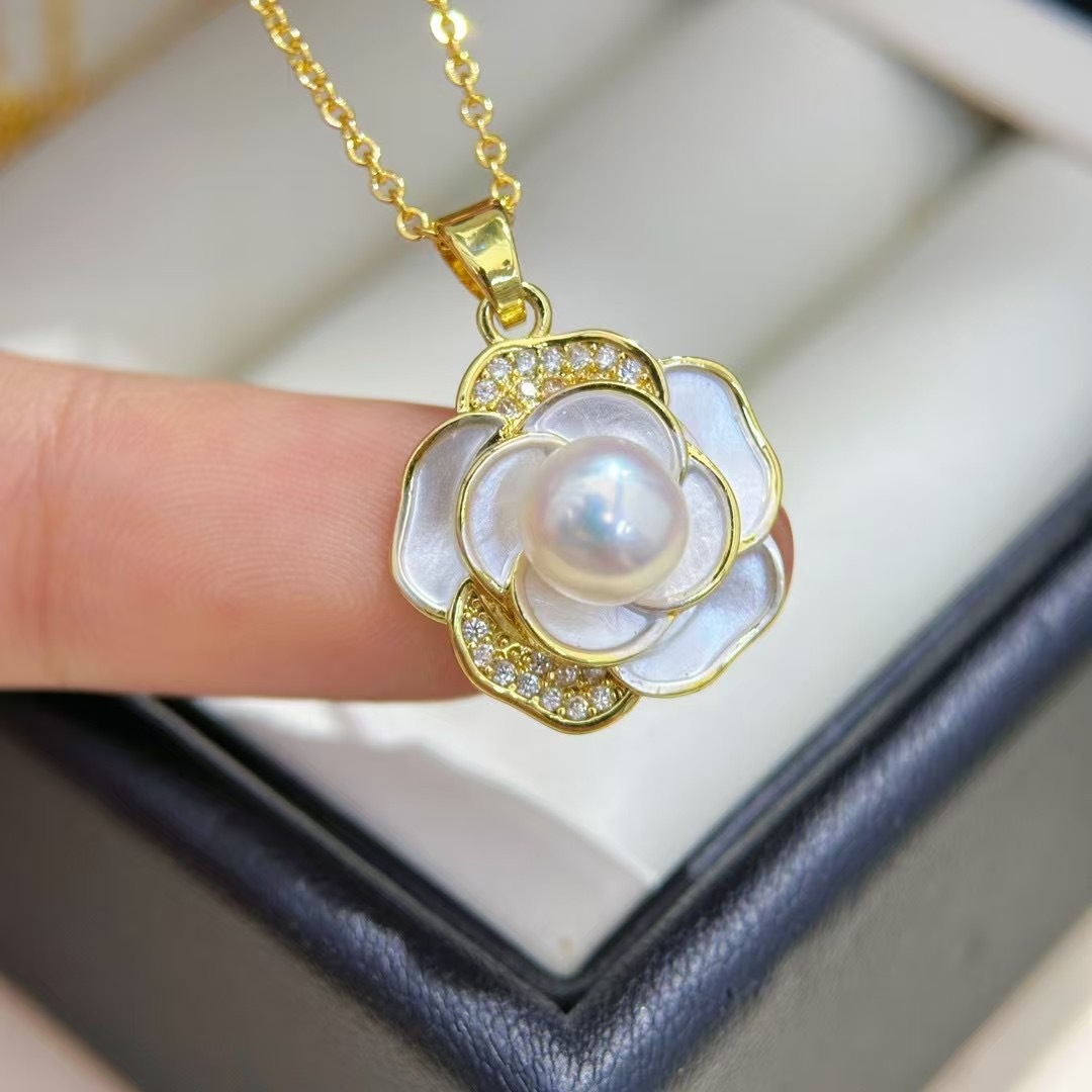 Simple Small Fresh Freshwater Pearl Small Goldfish Pendant Necklace Niche Collarbone Chain