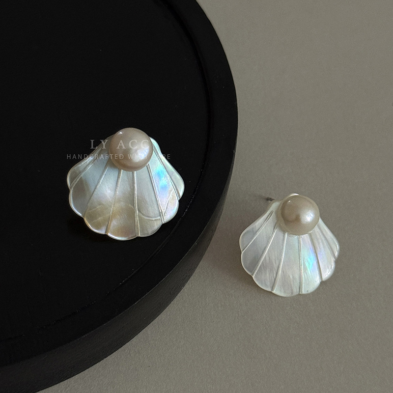Natural White Butterfly Shell Pearl Stud Earrings Gentle Iridescent Mother-of-Pearl Fan-Shaped Earrings Beach Vacation Style Earrings