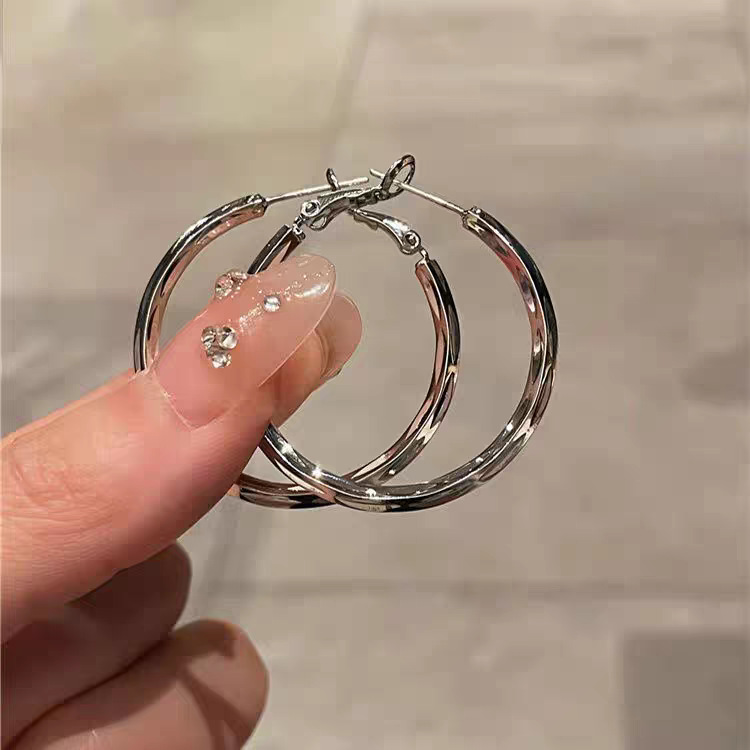 17#银色耳圈直径约3.5cm