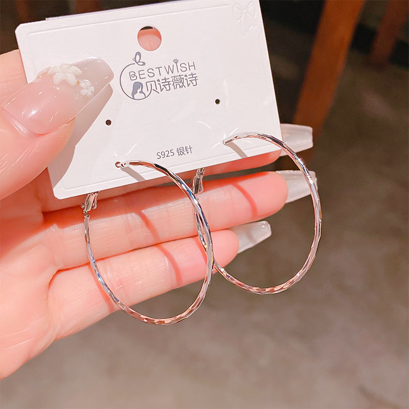 Simple white fine flash exaggerated plain hoop earrings women's 2025 new ear hoops unique circle earrings
