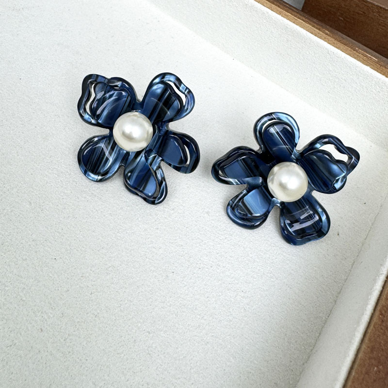 Le niche fresh and sweet dark blue pearl flower ear studs