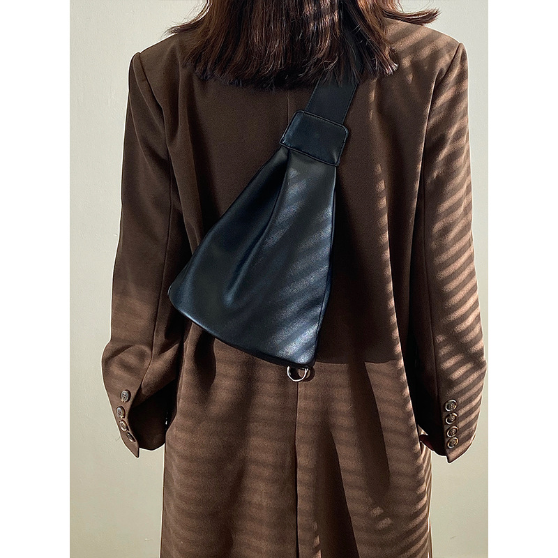 2026 New Designer Stylish Crossbody Chest Bag Simple Single Shoulder Bucket Bag