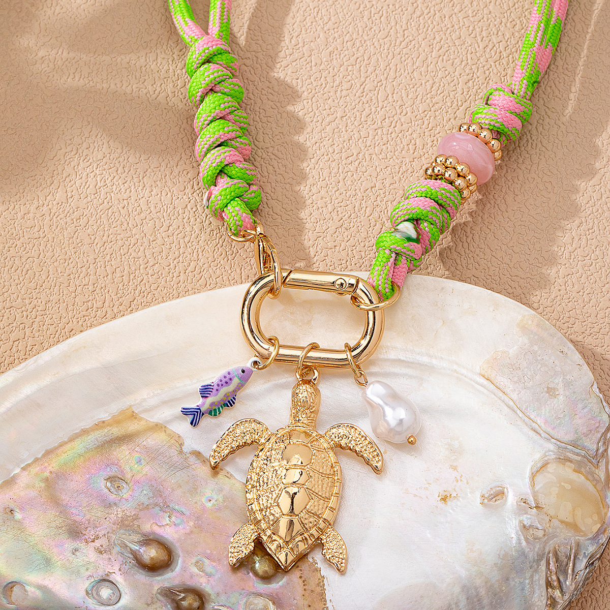 Qingdao Daiwei Accessories Bohemian Small Fish Shell Pendant Braided Rope Necklace, Suitable for Women's Vacation Wear