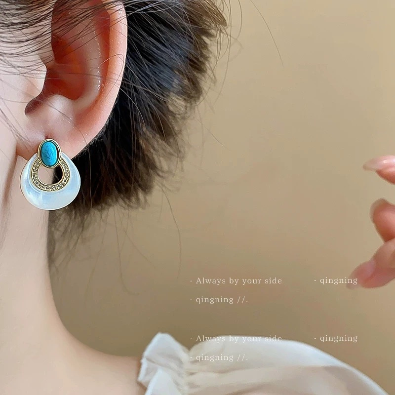 Vintage Niche Natural White Mother-of-Pearl Hollow Earrings Turquoise Ear Studs Commute Earrings