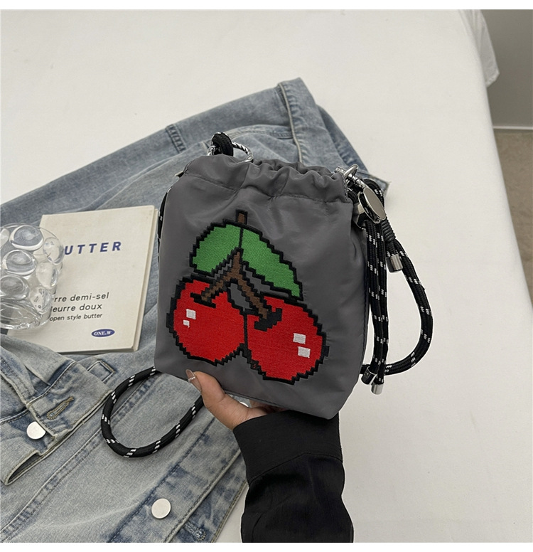 深灰色樱桃