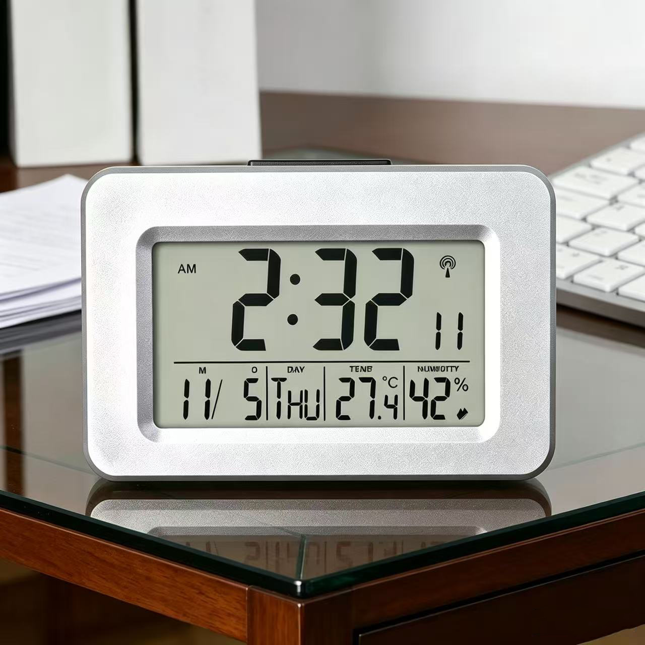 American-style digital automatic time-setting Japanese electronic radio-controlled clock, smart snooze clock, night-light alarm clock, German radio-controlled clock