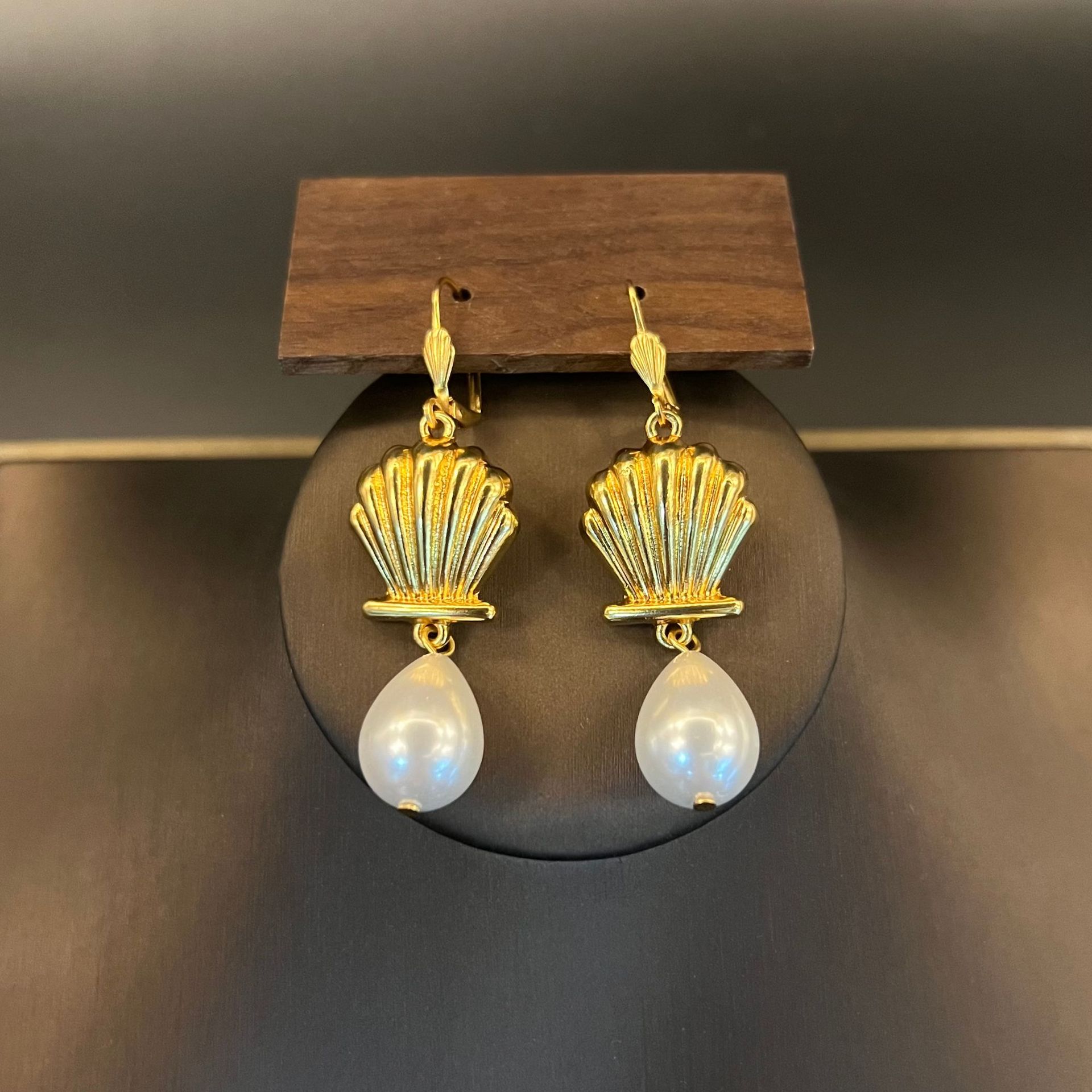 "Time Flowing" vintage niche palace style earring ear clip