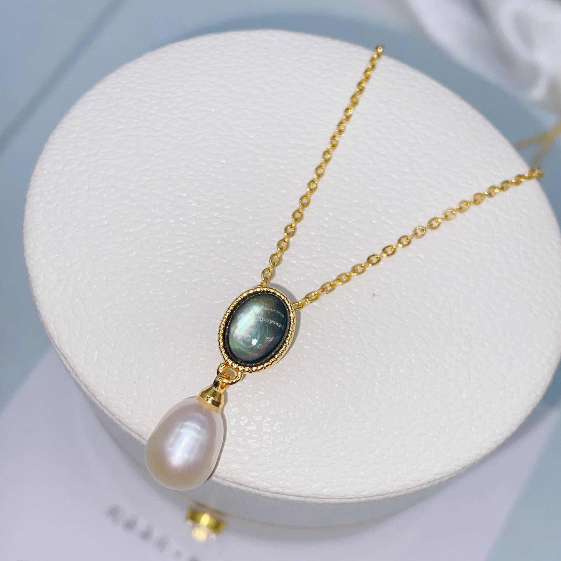 Simple Small Fresh Freshwater Pearl Small Goldfish Pendant Necklace Niche Collarbone Chain