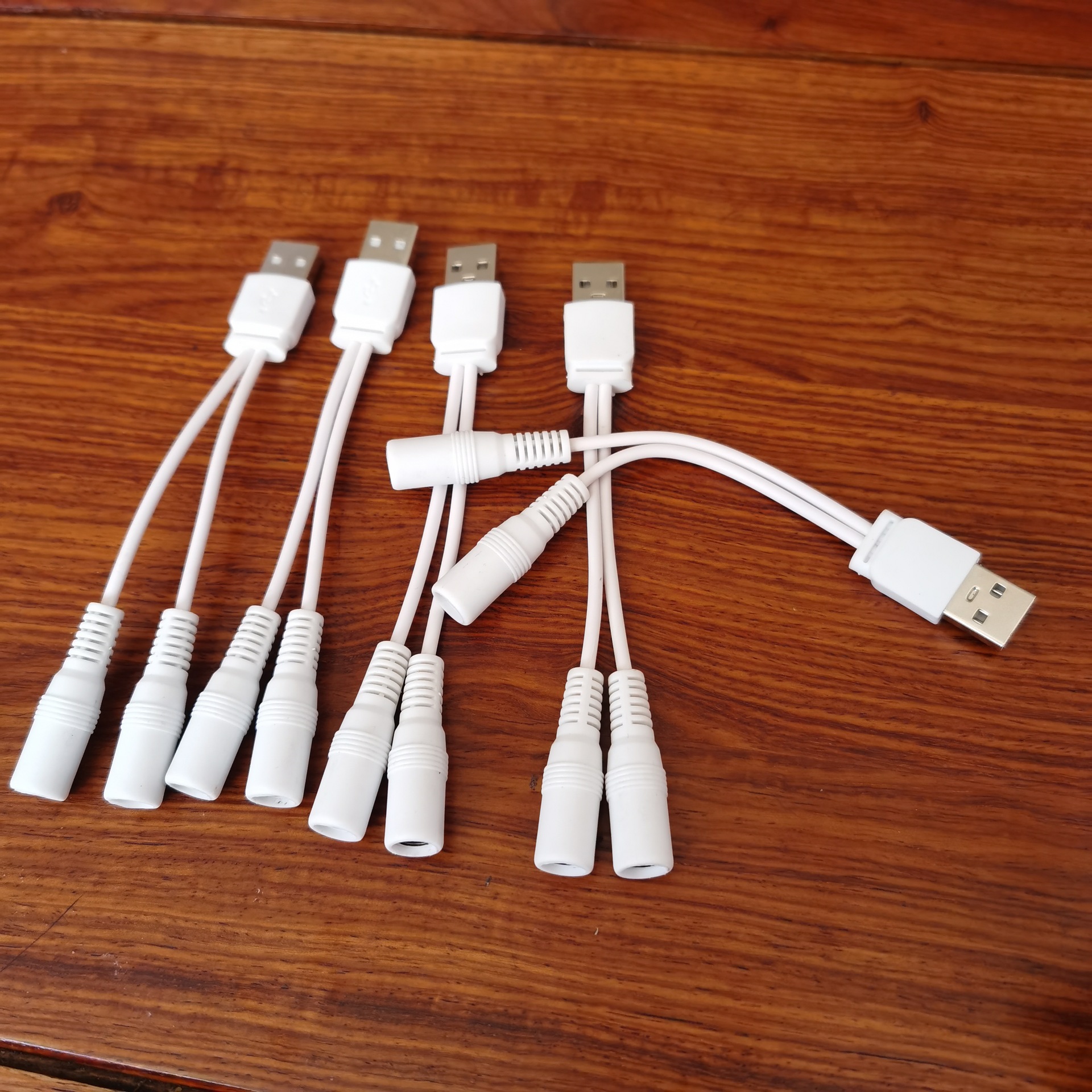 DC5.5 one-to-two splitter cable for lighting, audio, charging data