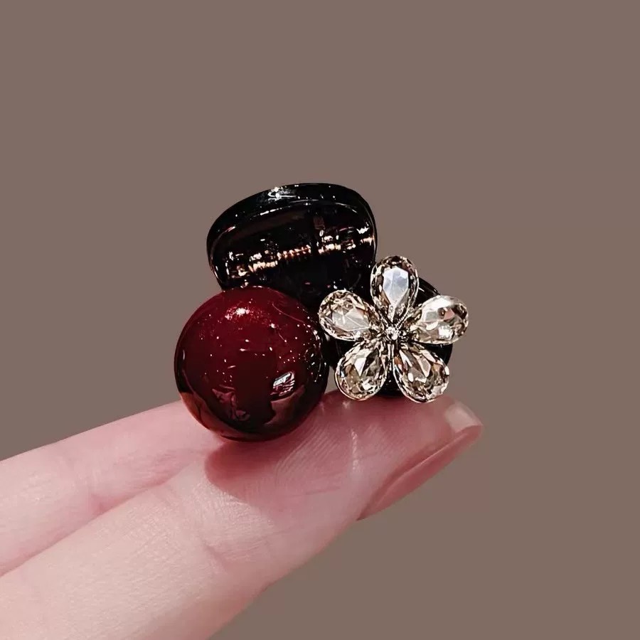 Delicate pearl small claw clip for women forehead side small clip 2025 new bangs clip rhinestone hair clip hair accessory