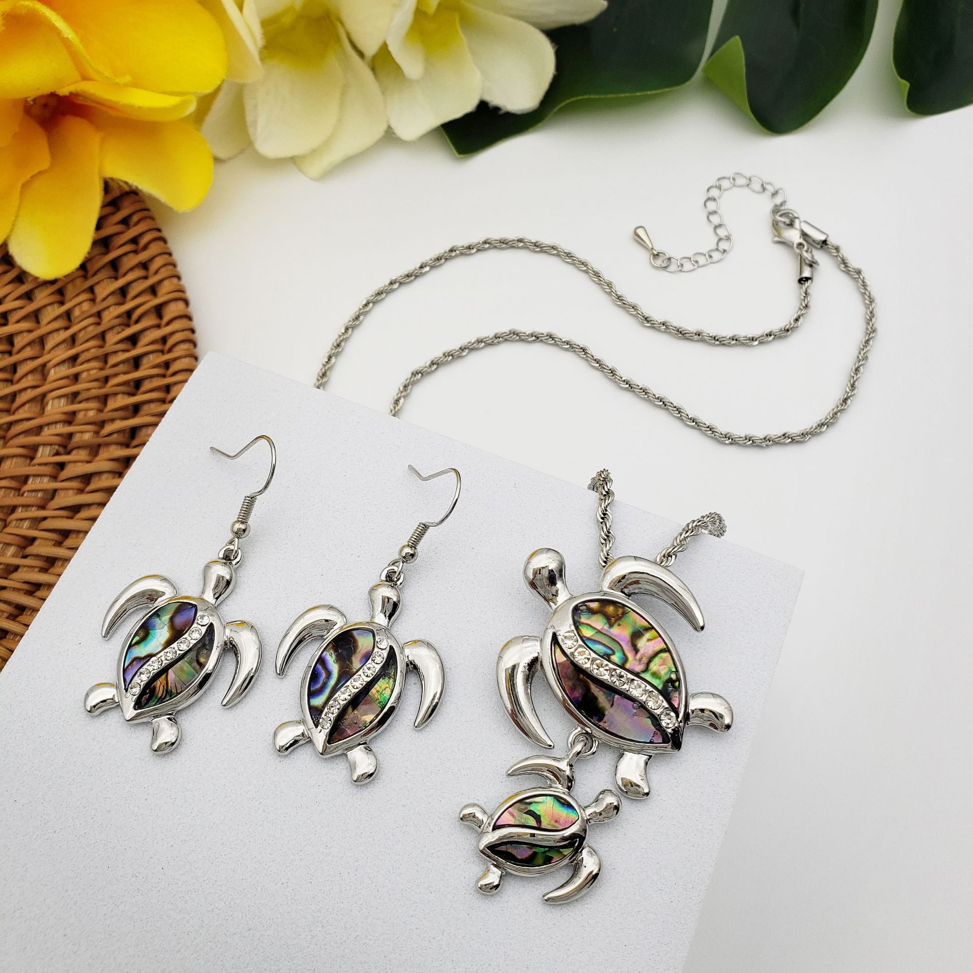 Natural Abalone Shell Applique Turtle Jewelry Set Hawaiian Style Necklace Earrings Two-Piece Set