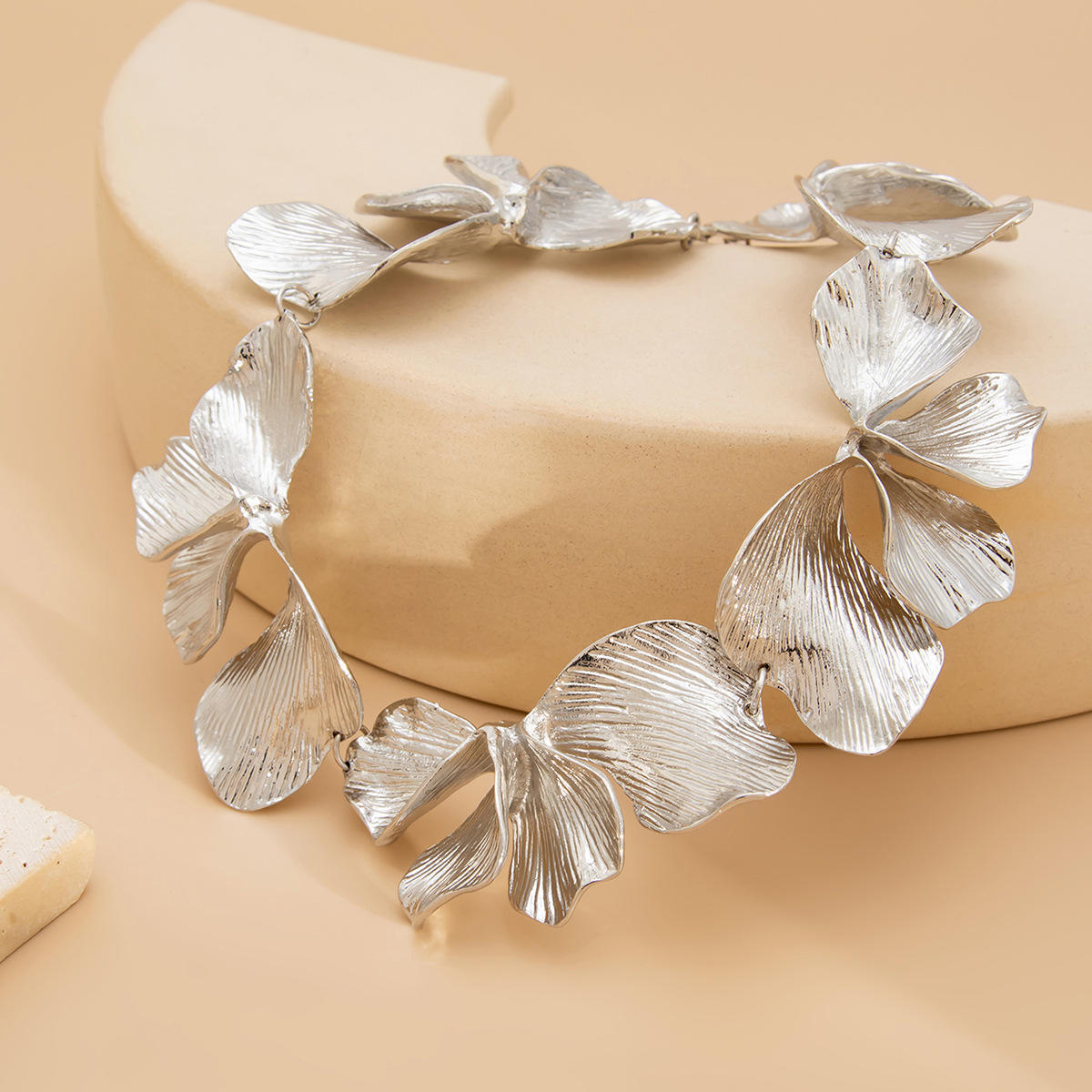Metallic Texture Flower Collar Necklace Simple Minimalist for Women