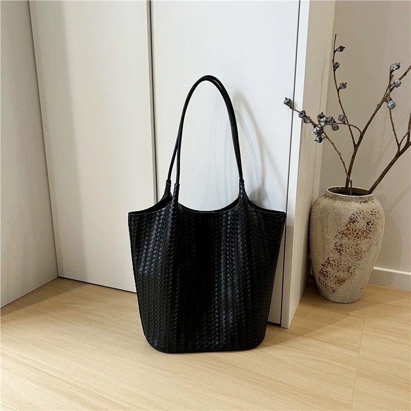 2026 New Woven Tote Bag for Women Large Capacity Single Shoulder Commute Bag Handheld Bag Underarm Bag