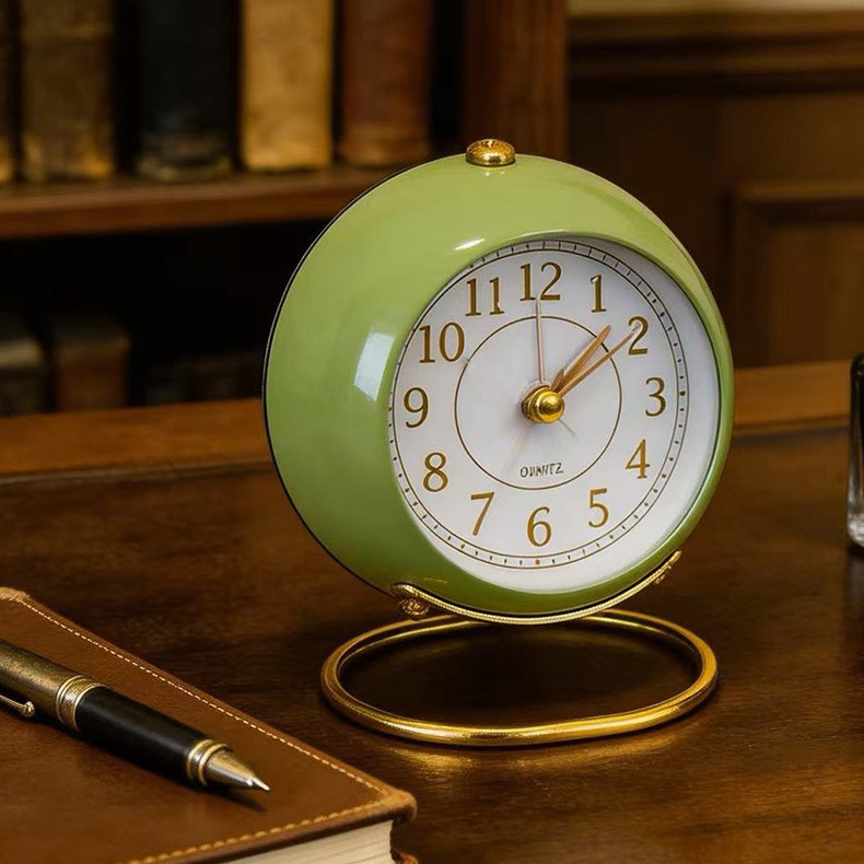 Metal Small Alarm Clock, Bedside Silent Desk Clock, Decorative Ornament Quartz Clock
