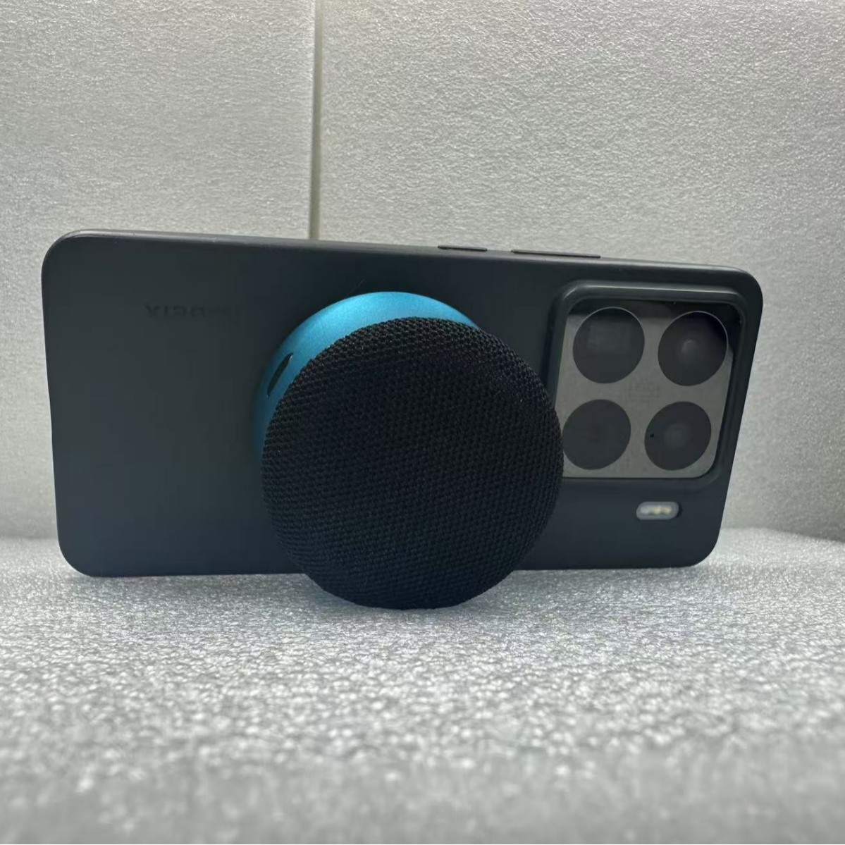 2025 new aluminum alloy magnetic wireless charging flashing light phone holder Bluetooth speaker