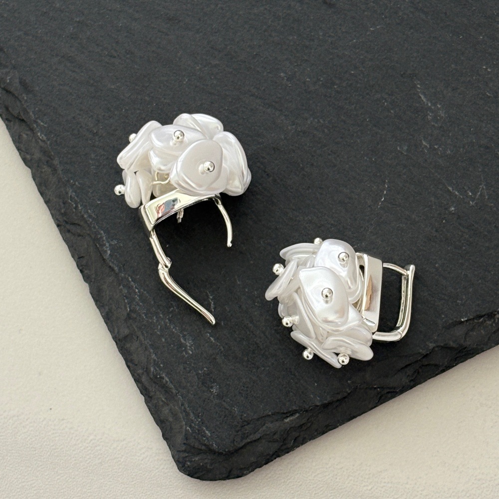 Camellia earrings for women, cool metal style niche ear clips, simple sweet woven pearl earrings