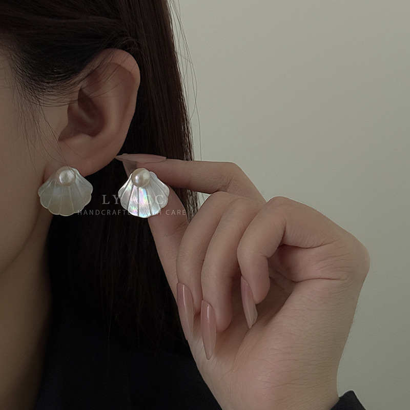 Natural White Butterfly Shell Pearl Stud Earrings Gentle Iridescent Mother-of-Pearl Fan-Shaped Earrings Beach Vacation Style Earrings
