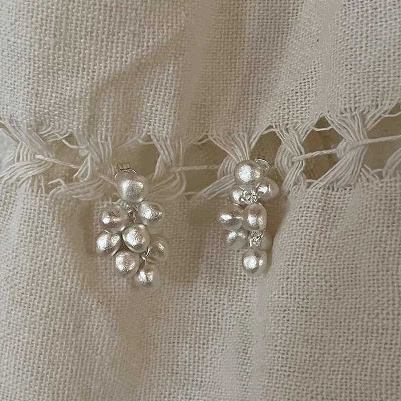 fever Silver Matte Grape Cluster Earrings for Women Cool Minimalist Tassel Stud Earrings Unique Niche Earrings