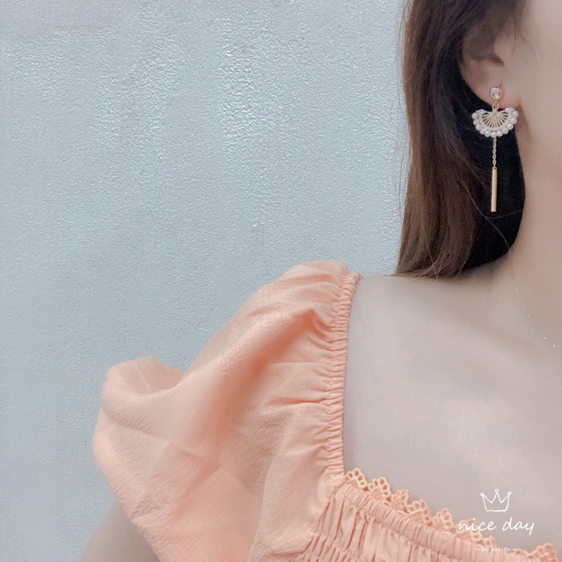 New Fan-Shaped Asymmetrical Earrings Handwoven Natural Freshwater Pearl Ear Studs Niche 925 Silver Needle for Women