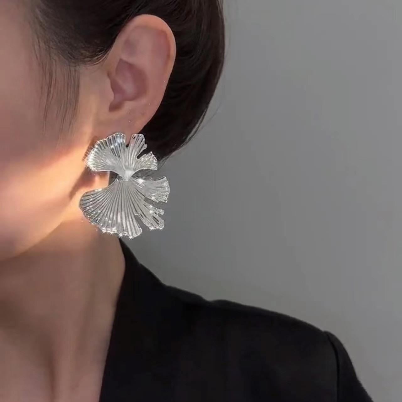 New Chinese Style Exaggerated Texture Metal Ginkgo Leaf Earrings New Niche Wrinkled Leaf Ear Drops for Women
